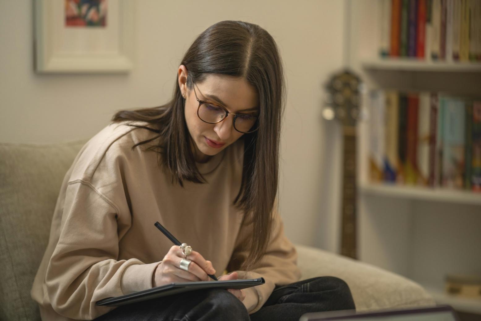 Estudiantes trabajando en equipo en análisis financiero